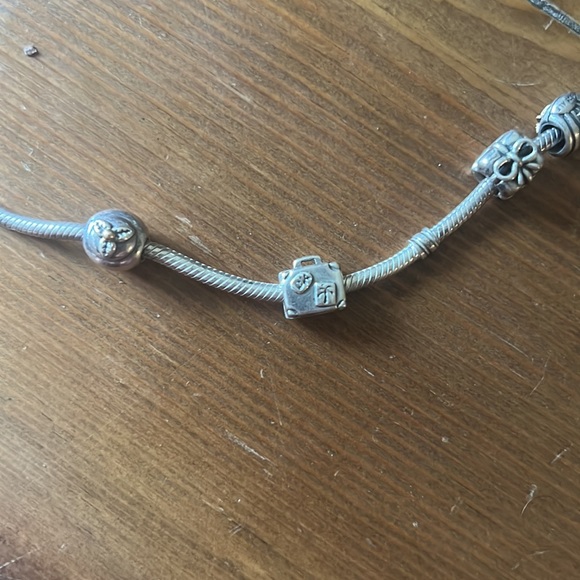 Pandora bracelet with 4 charms: shell, present, suitcase, cupcake - Picture 3 of 6